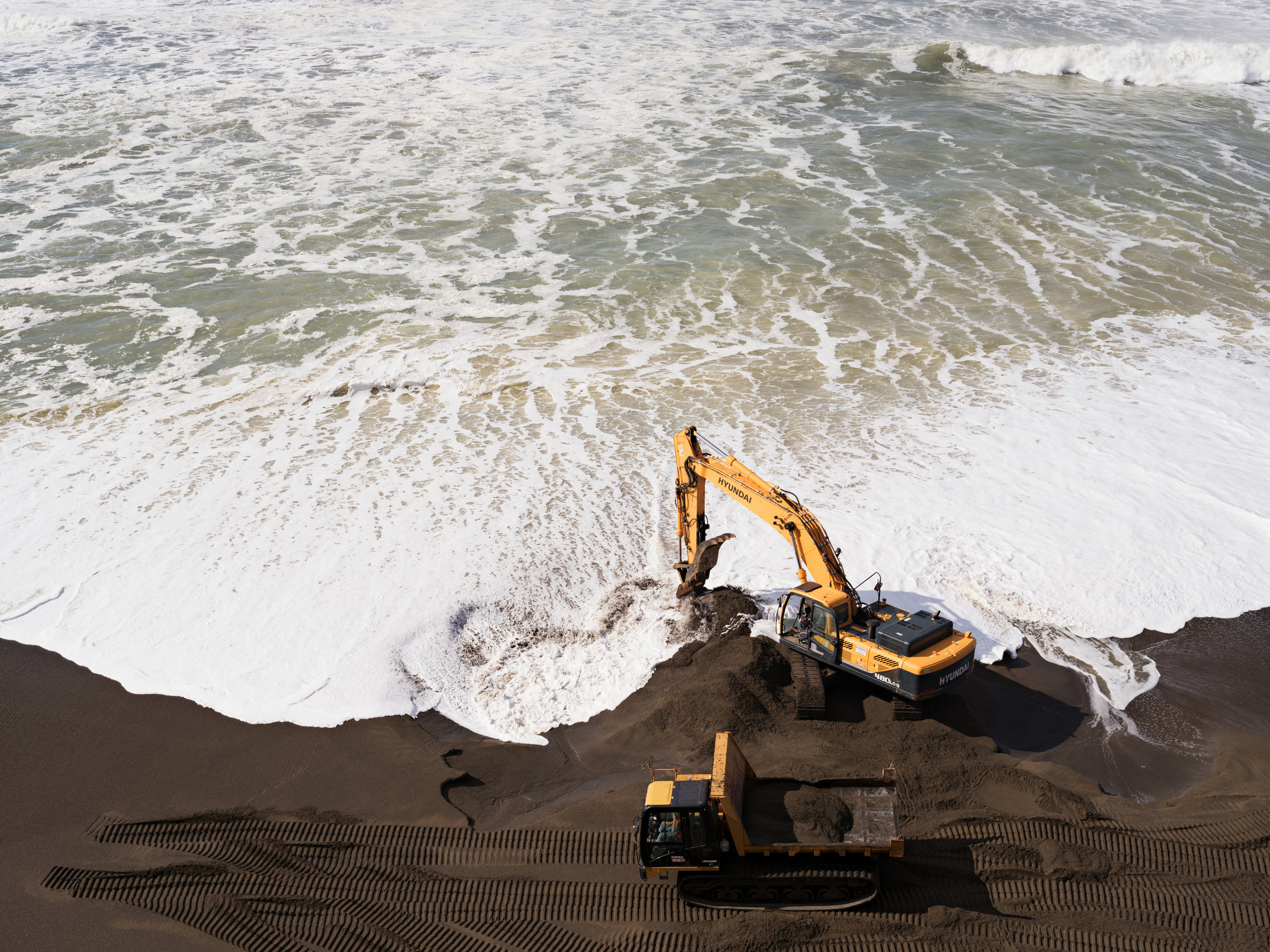 © Lucas Foglia (Beach Restoration after El Niño Waves, California 2016)