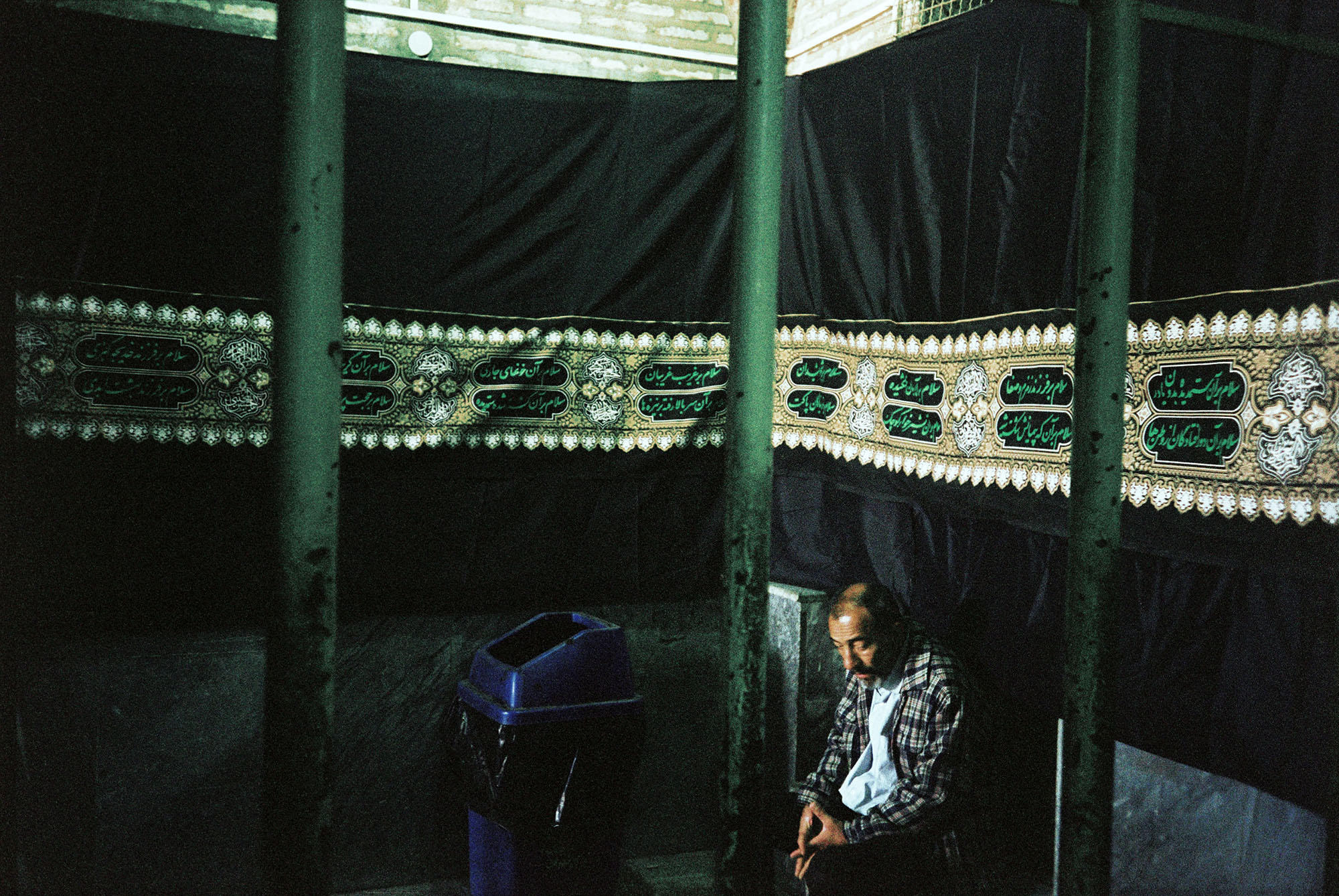 Man sitting at the Shah Mosque during the religious events of the Ashura. Tehran, Iran, 2016 © Laure d’Utruy