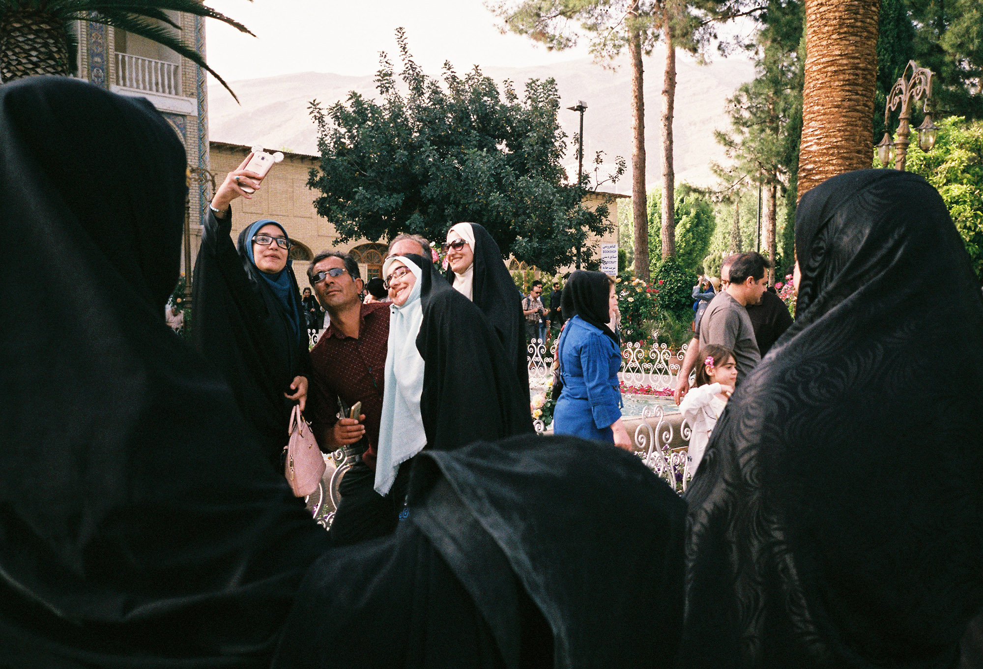 Iranian tourists at Eram garden. Shiraz, Iran, 2017 © Laure d’Utruy