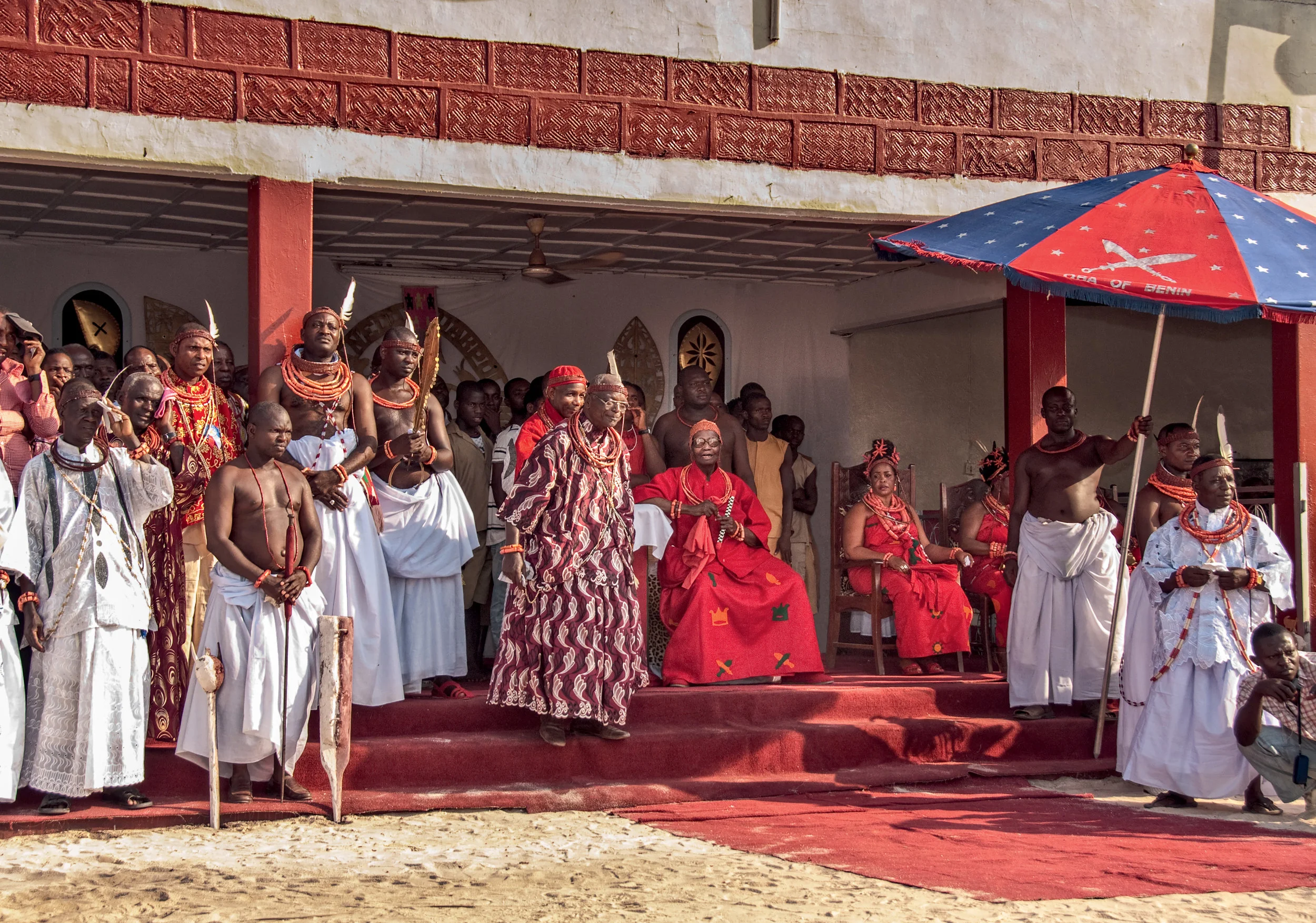 Seated on his throne, the Oba is surrounded by his wives (right), the Ewaise chief (left), and royal courtiers (far left) © African Twilight: The Vanishing Cultures and Ceremonies of the African Continent by Carol Beckwith and Angela Fisher, Rizzoli, 2018.