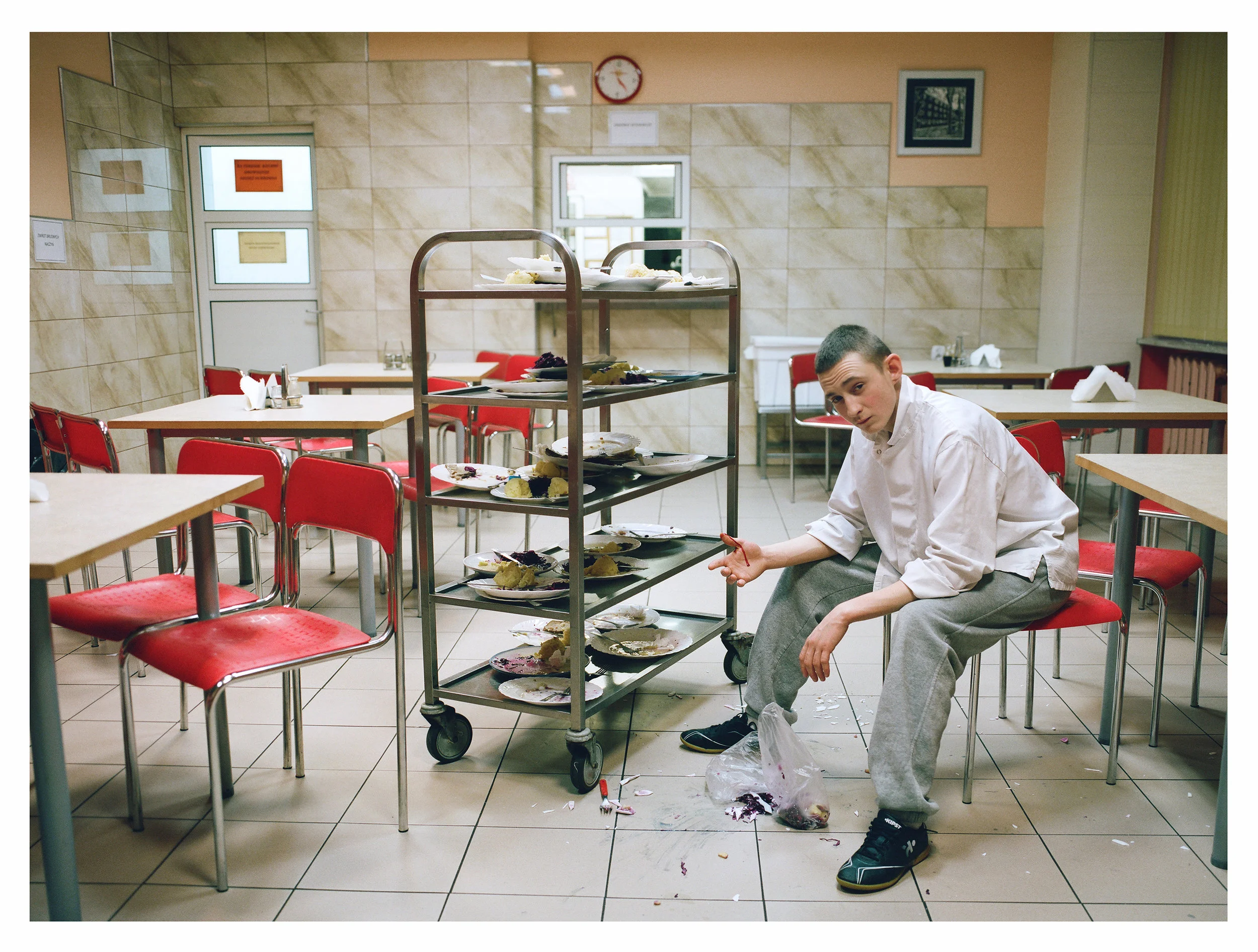 Dominik, Cleaning after dinner. © Zuza Krajewska