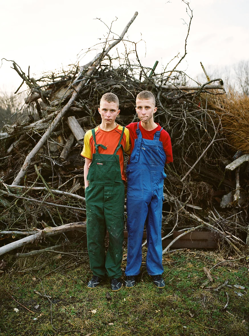 Twins, Cleaning the garden. © Zuza Krajewska