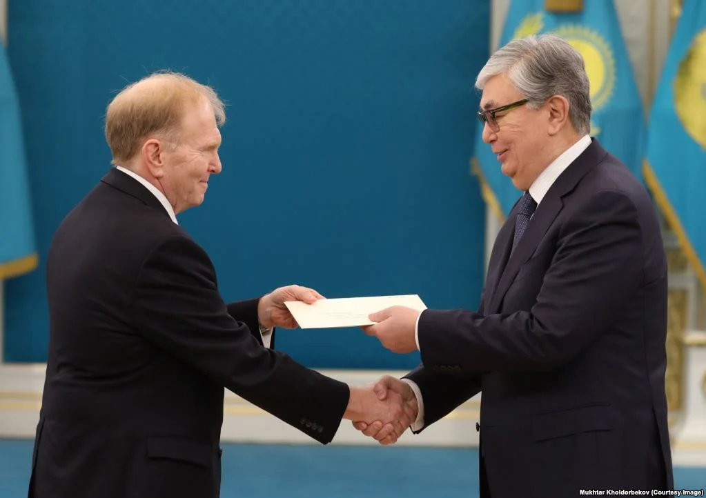 An unedited photo of Tokayev (right) (Mukhtar Kholdorbekov / Reuters)