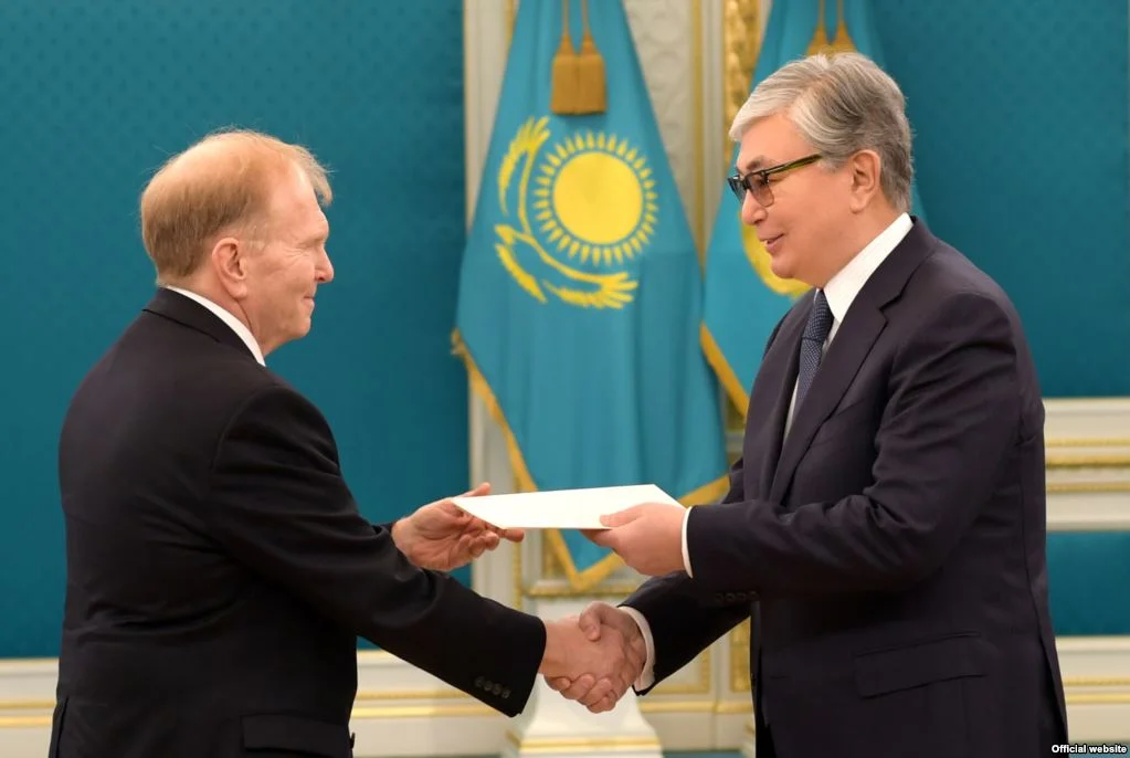 And the photoshopped version released by the Kazakhstani press ministry (akorda.kz)