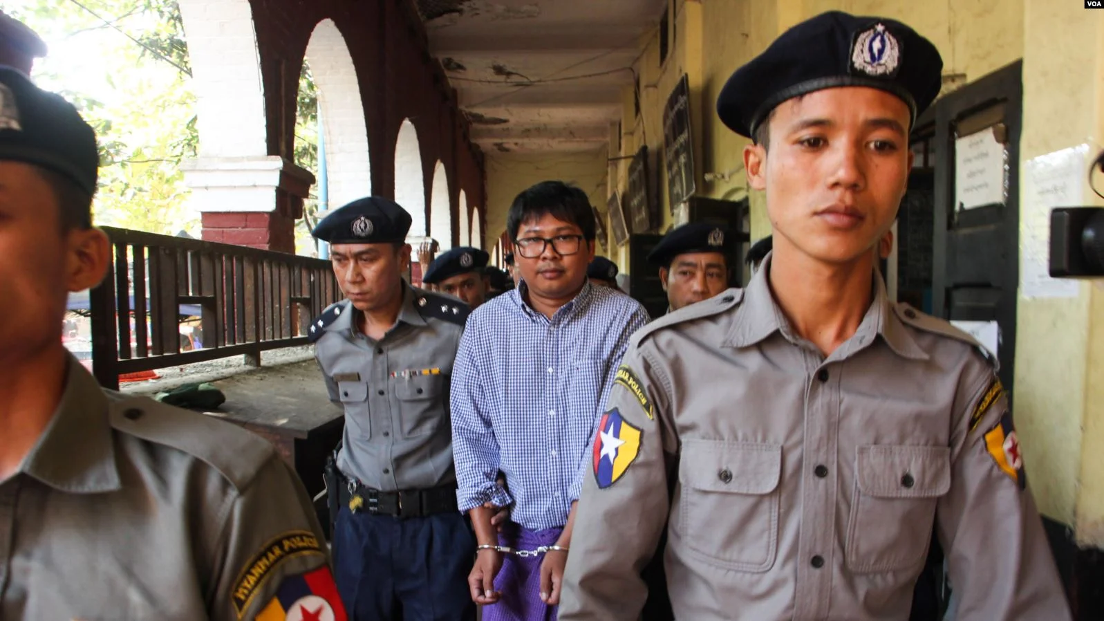 Police escort detained Reuters journalist Wa Lone. Courtesy Wikimedia Commons