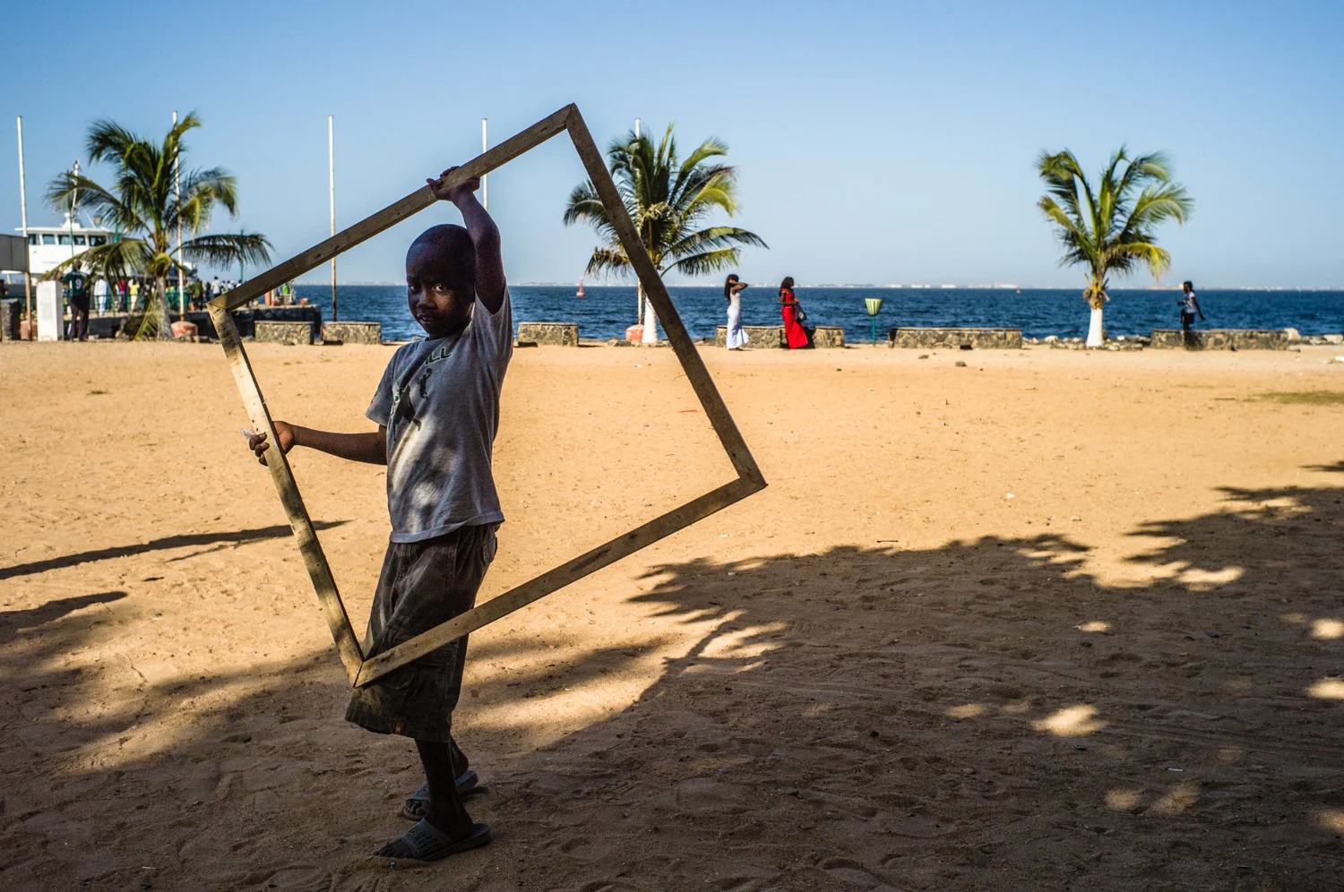 Boy with a frame in Ile de Goree/Dakar. © Werner Mansholt