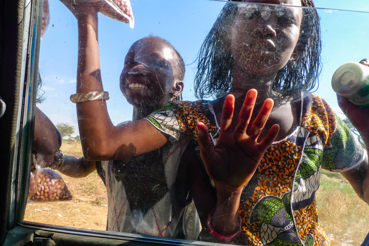Vendors offering peanuts at a taxi-stop near St. Louis. © Werner Mansholt