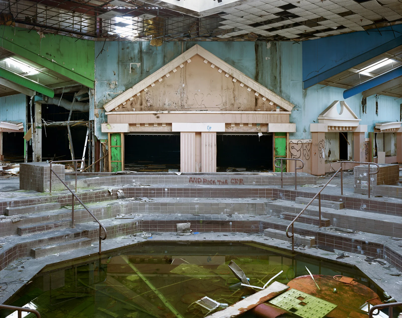 Belz Factory Outlet, 2009. © Brian Ulrich