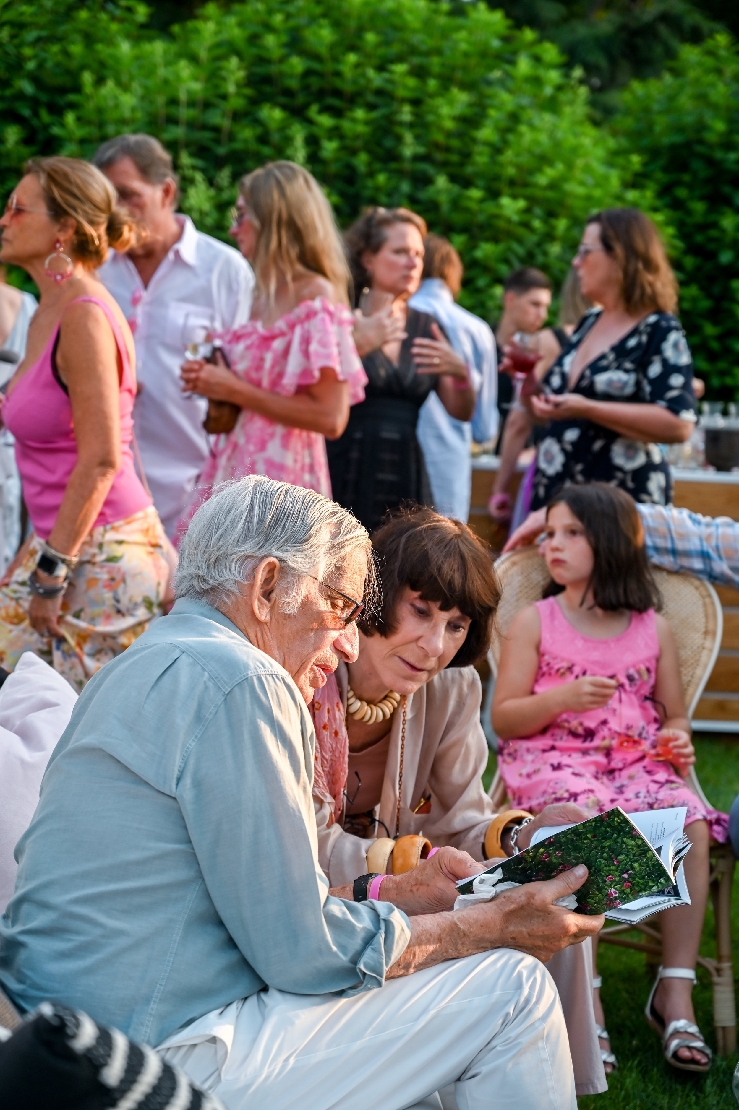 Max Pine and his wife going through the art auction catalogue. © Federica Belli