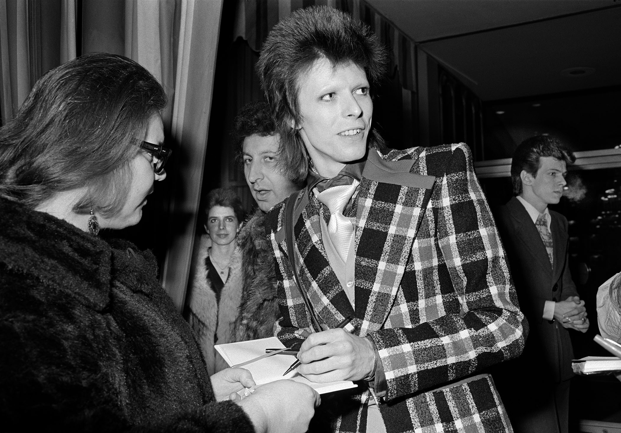 DAVID BOWIE SIGNING AUTOGRAPHS, 1973 © Michael Jang