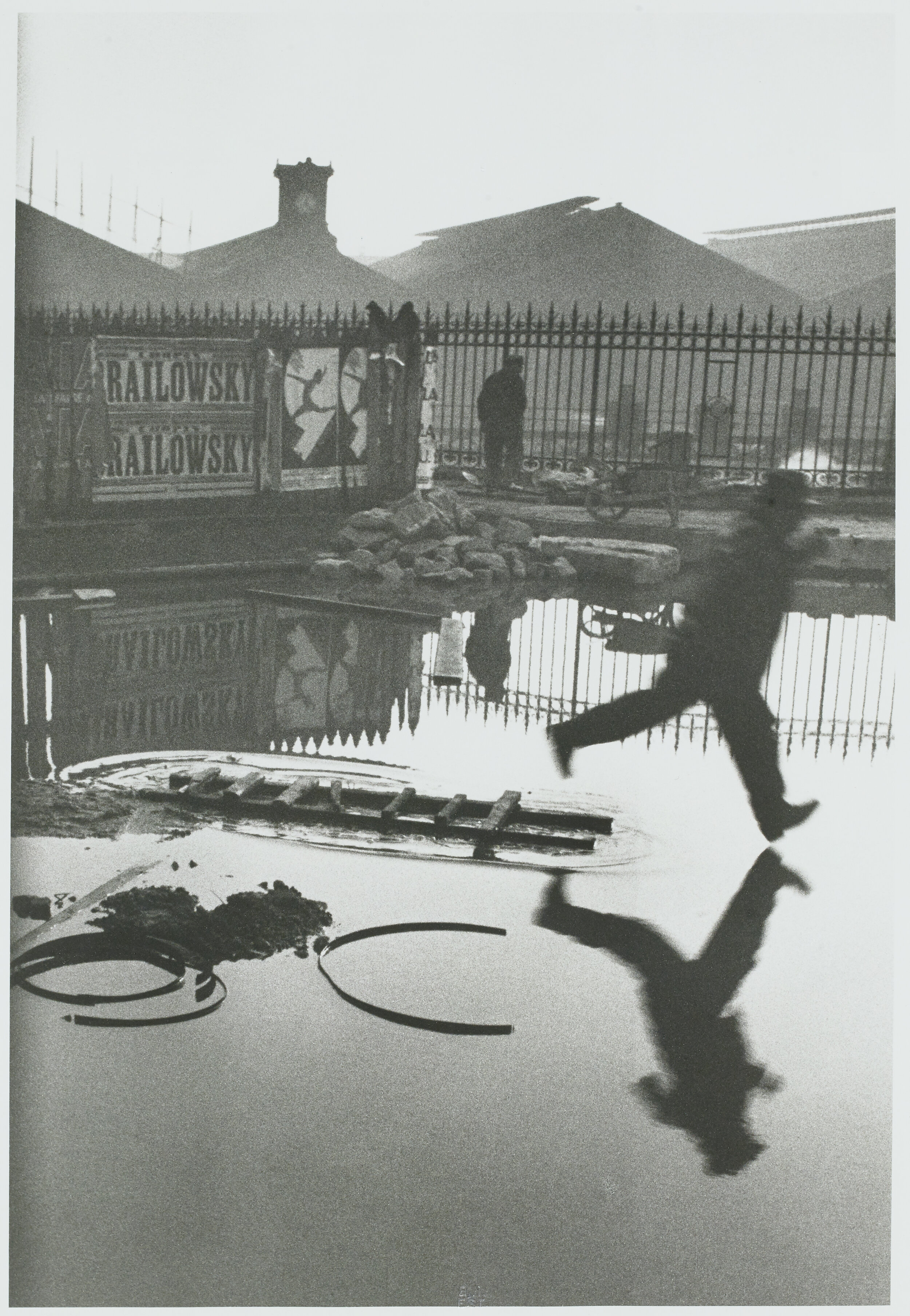  Henri Cartier-Bresson  Derrière la Gare Saint-Lazare, Place de l'Europe, Paris, France ,  1932,  épreuve gélatino-argentique de 1973 © Fondation Henri Cartier-Bresson / Magnum Photos 