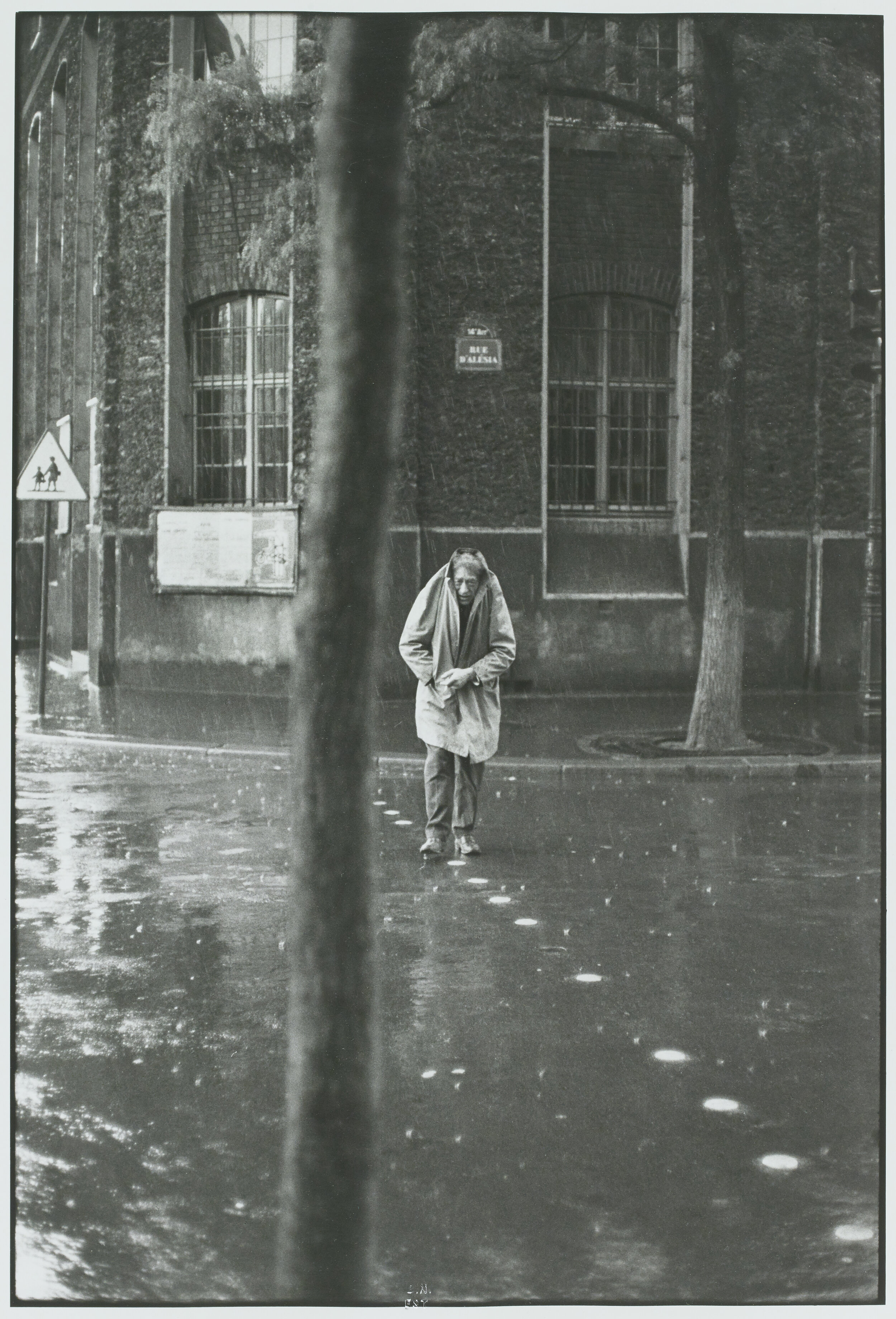  Henri Cartier-Bresson  Alberto Giacometti, Rue d'Alésia, Paris, France, 1961,  épreuve gélatino-argentique de 1973 © Fondation Henri Cartier-Bresson / Magnum Photos 