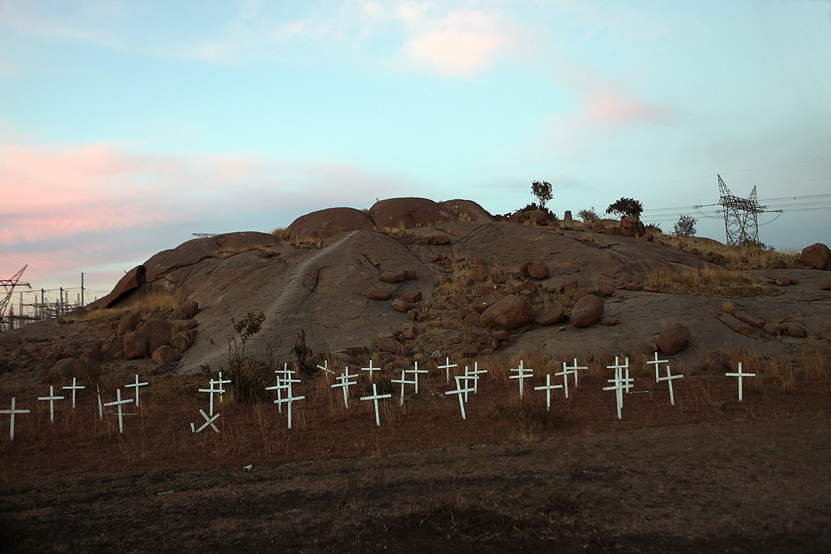Museum der Arbeit Kreuze für die 34 erschossenen Minenarbeiter in Marikana, 16. August 2013. Foto: Alon Skuy.