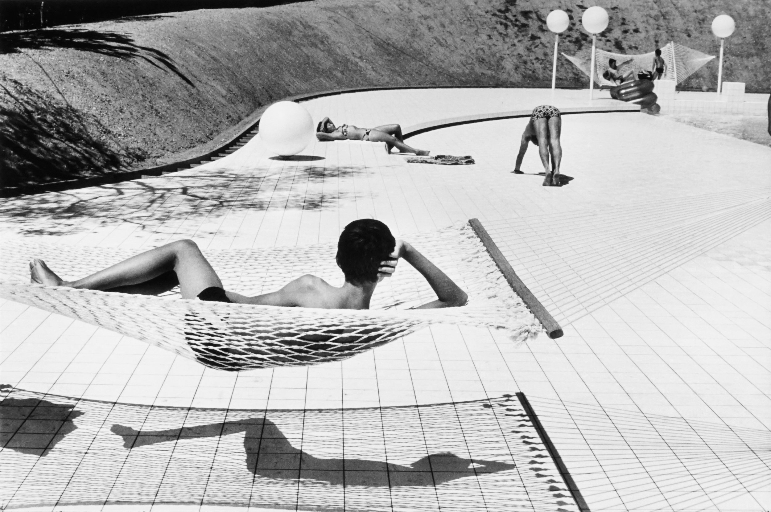 Martine Franck- Swimming pool designed by Alain Capeilleres, Le Brusc, Var, France, 1976 / page 66 © Martine Franck/Magnum Photos / Courtesy Peter Fetterman Gallery