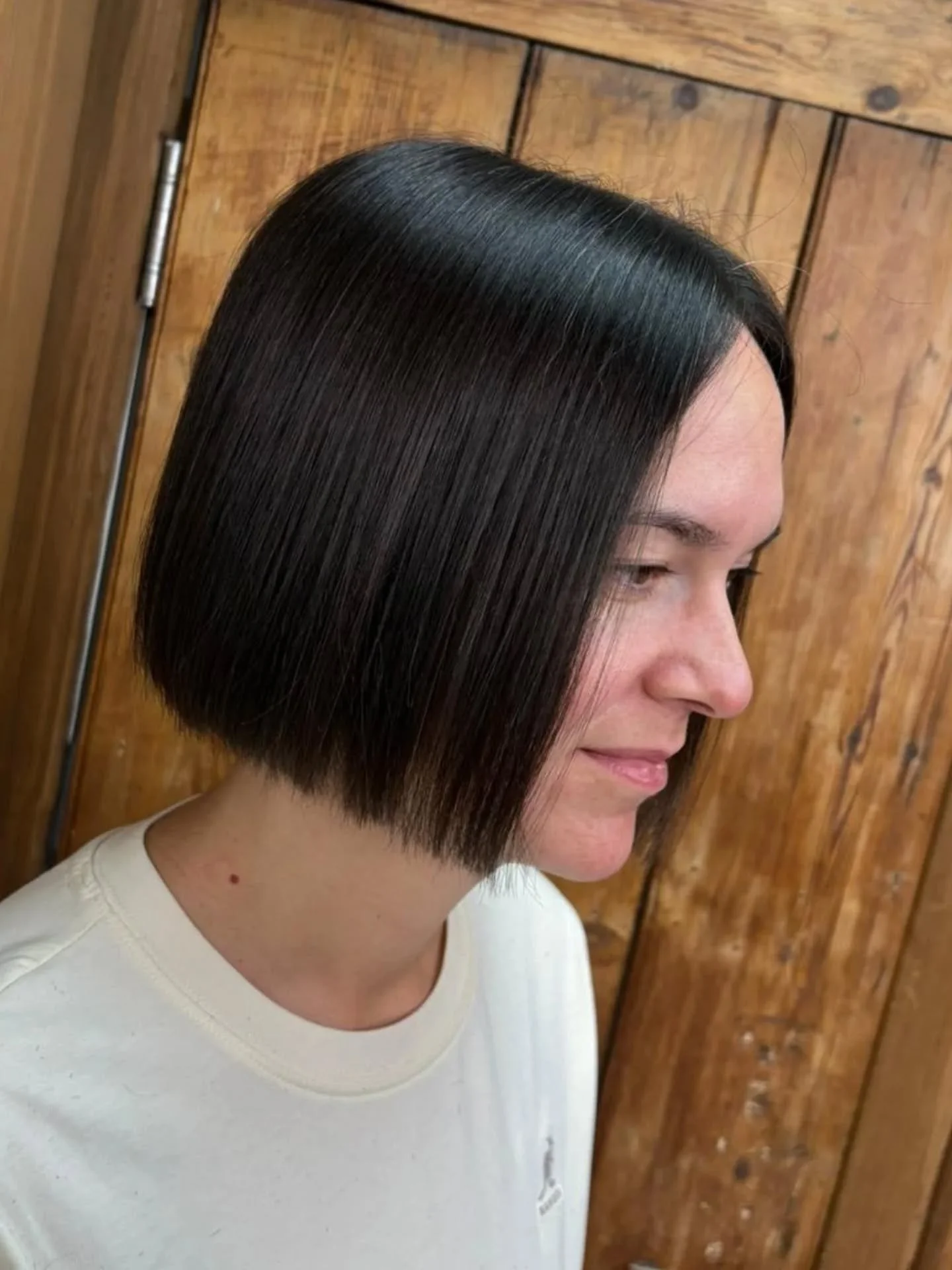 ✂️✨ Laurence &mdash; the bob master at work.

This transformation is a perfect example of precision cutting done right. Laurence took his guest back to the short, blunt bob she loves &mdash; clean, sharp and beautifully tailored to her.
When a client