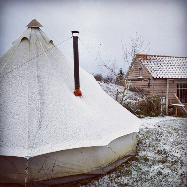 The tent and workshop after a light fluttering if snow. It's melting already, but it is very beautiful.