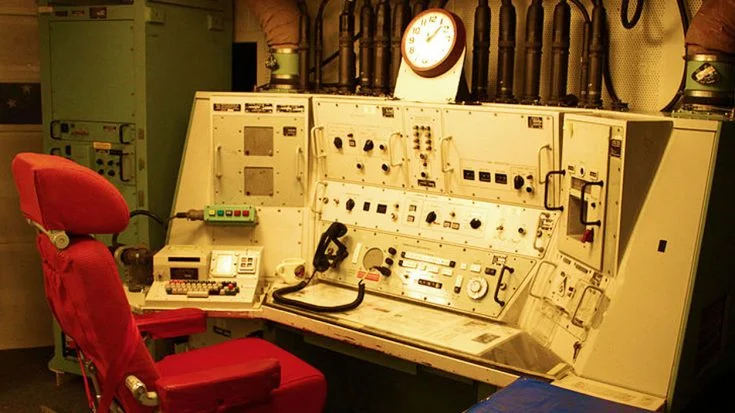 minuteman-iii-nuclear-silo-command-center-735x413.jpg