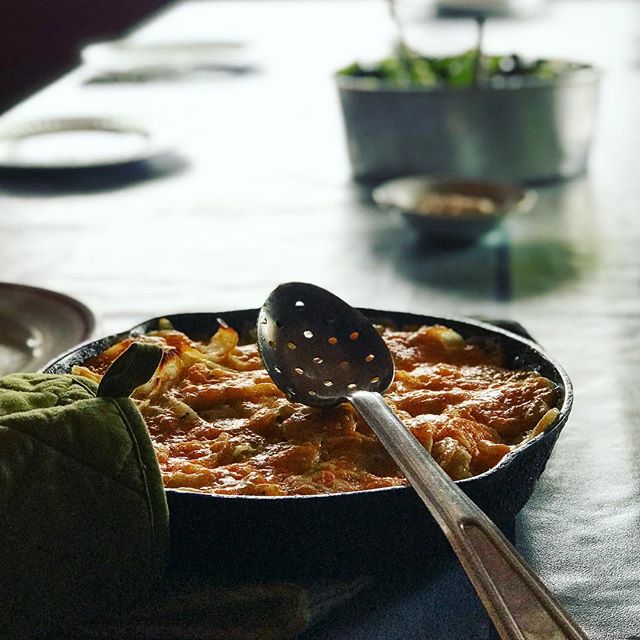 Mmmm, moody baked potatoes waiting to be thoroughly enjoyed apr&egrave;s ski...how do you like to cook in the back-country?! 🤤
.
.
.
.
#gourmetfood #backcountryfood #cheesypotatoes #spoiledrotten #apresski #dinnertime #castironskillet #heliskiing #s