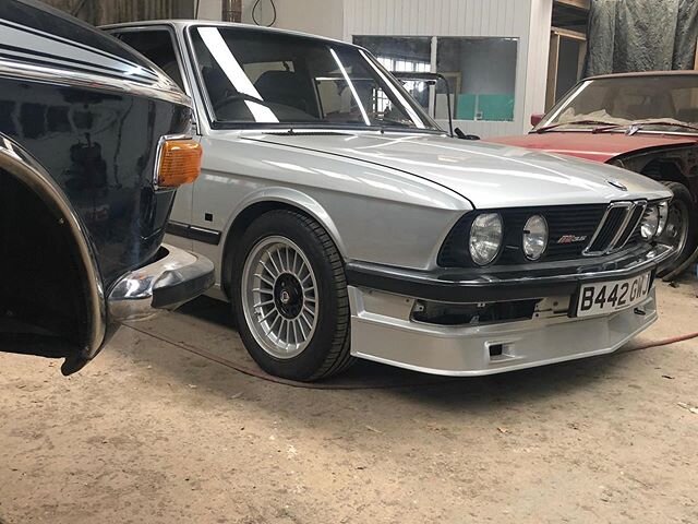 E28 Alpina B9 3.5 - an excellent stablemate or alternative to an E28 M5. What E28 would you rather own - B9 3.5 or M5? 🤔
______________________________________________⁠
Classic Bahnstormers - 70&rsquo;s, 80&rsquo;s, 90&rsquo;s BMW specialist.⁠
@clas