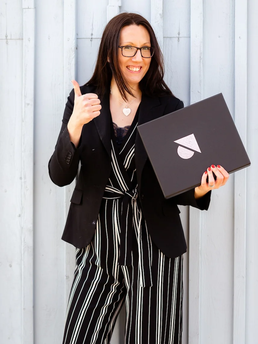Kristin Lönnsjö, VD Lönnsjö Coaching Bakgrund: Maskiningenjör med biståndsinriktning (internationellt arbete). Inriktning på coachning: Privat - kvinnor 35-55 Företag - Industrier 5-5000 anställda Ort: Tidaholm Intressen: Utveckling och lära nytt, virka figurer, äventyr och hjältefilmer. Kuriosa om dig: Jag älskar Star Wars och hade StarWars-tema på bröllopet. Avgudar hjältefilmer så som Marvels Avengers men önskar att jag vore Wonder Woman från DC.
