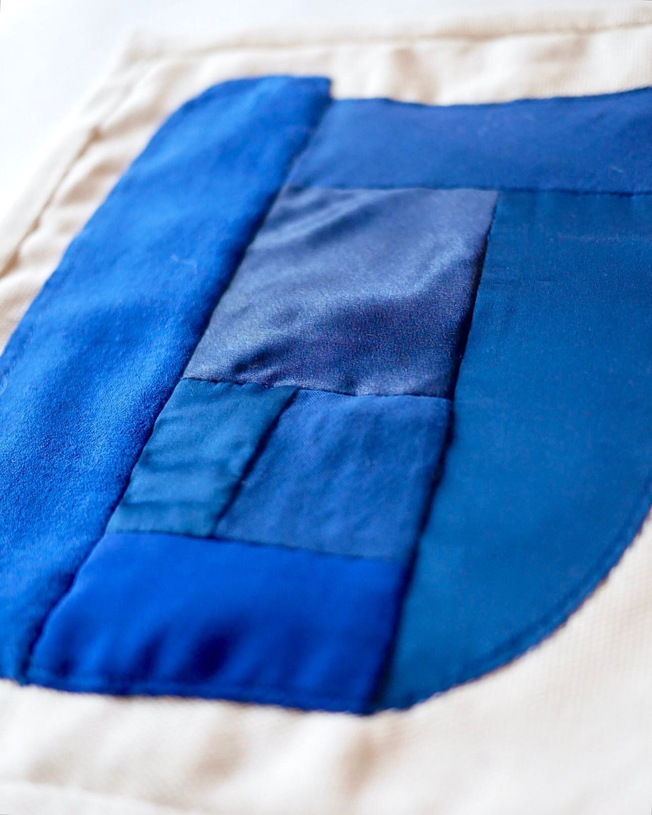 Ultramarin/Suupernova (detail) 💙🌊🦋 Quilted cotton, polyester and silk

softgalleri.no/butikk
.
.
.
.
.
.
.
.
.

#patchwork #patchworkquilt #textileart #textilecollage #collageartists #bluets #composition #abstractart #contemporarytextileart