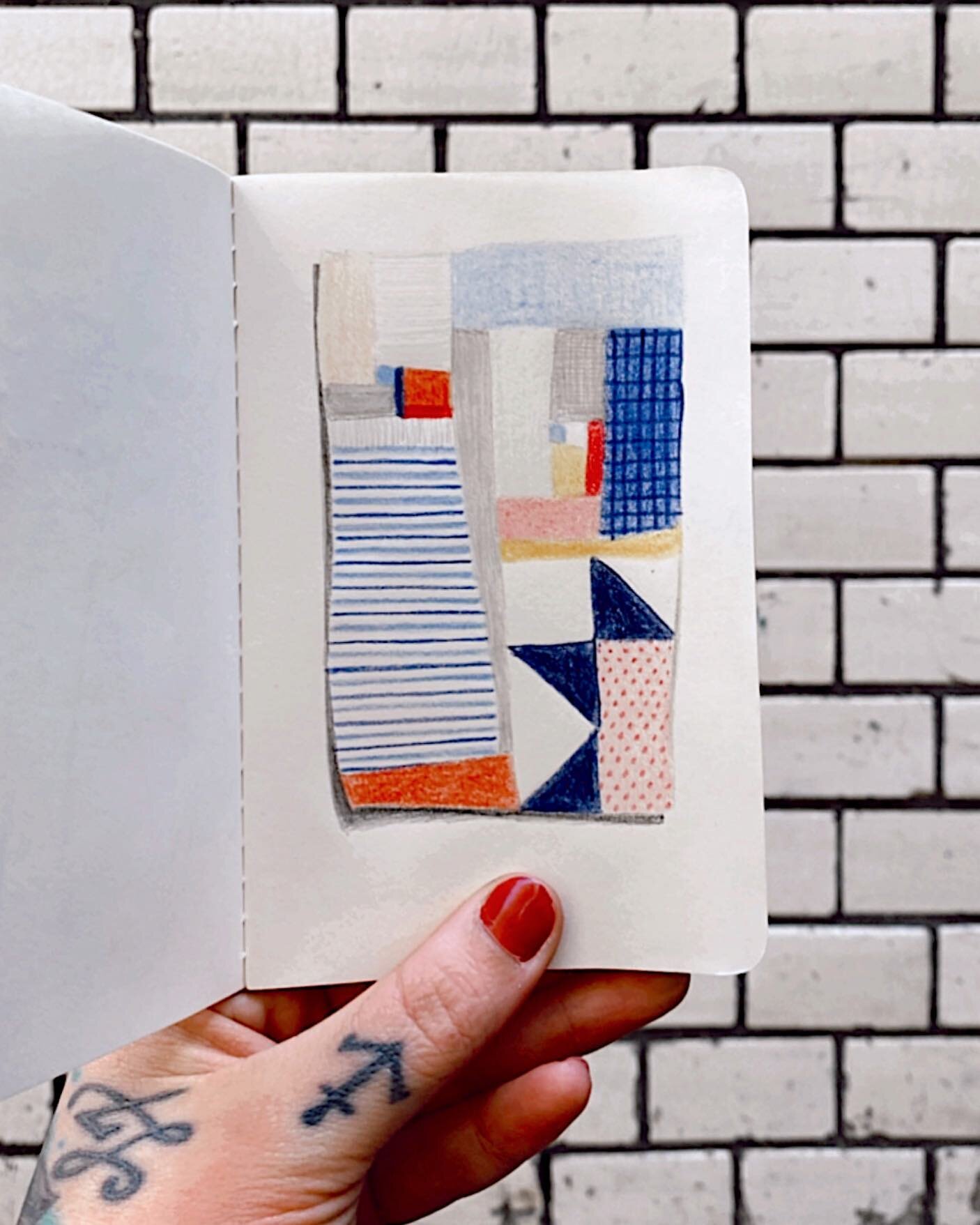 Liten skisse i liten skissebok ☺️🥰
.
.
.
.
.
.
#sketchbook #quiltpattern #patchworkdrawing