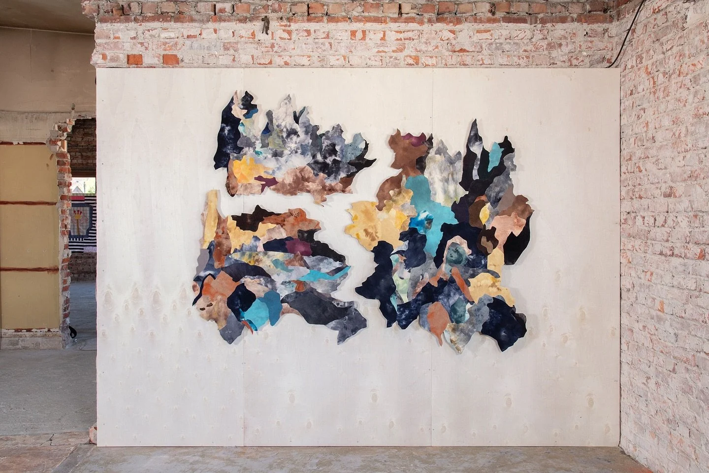 Ingrid Aarvik Berge
 LANDSKAP (Jording)
2025
Intarsia, h&aring;ndfarget og h&aring;ndsydd ullfilt
ca 140 x 210 cm

Del av st&oslash;rre utsmykning

Se dette og andre verk i utstillingen KLIKK! Tekstilkunst i Fredrikstad t.o.m. 19.10.2025
&Aring;pent 