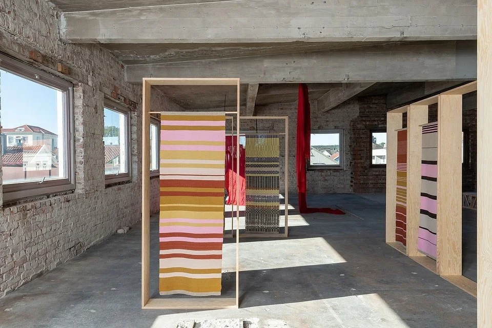 Karen Kviltu Lidal
𝘉𝘰𝘥𝘺𝘴𝘱𝘢𝘤𝘦 - 𝘐𝘯𝘴𝘵𝘢𝘭𝘭𝘢𝘵𝘪𝘰𝘯 𝘯𝘰.𝟧
2025
Installasjon med håndvevde åkler i lin og ull og rammer av furufinér

Kan ses l&oslash;rdag og s&oslash;ndag kl.12-17 t.o.m. 19.10 i utstillingen &laquo;KLIKK! - Tekstil