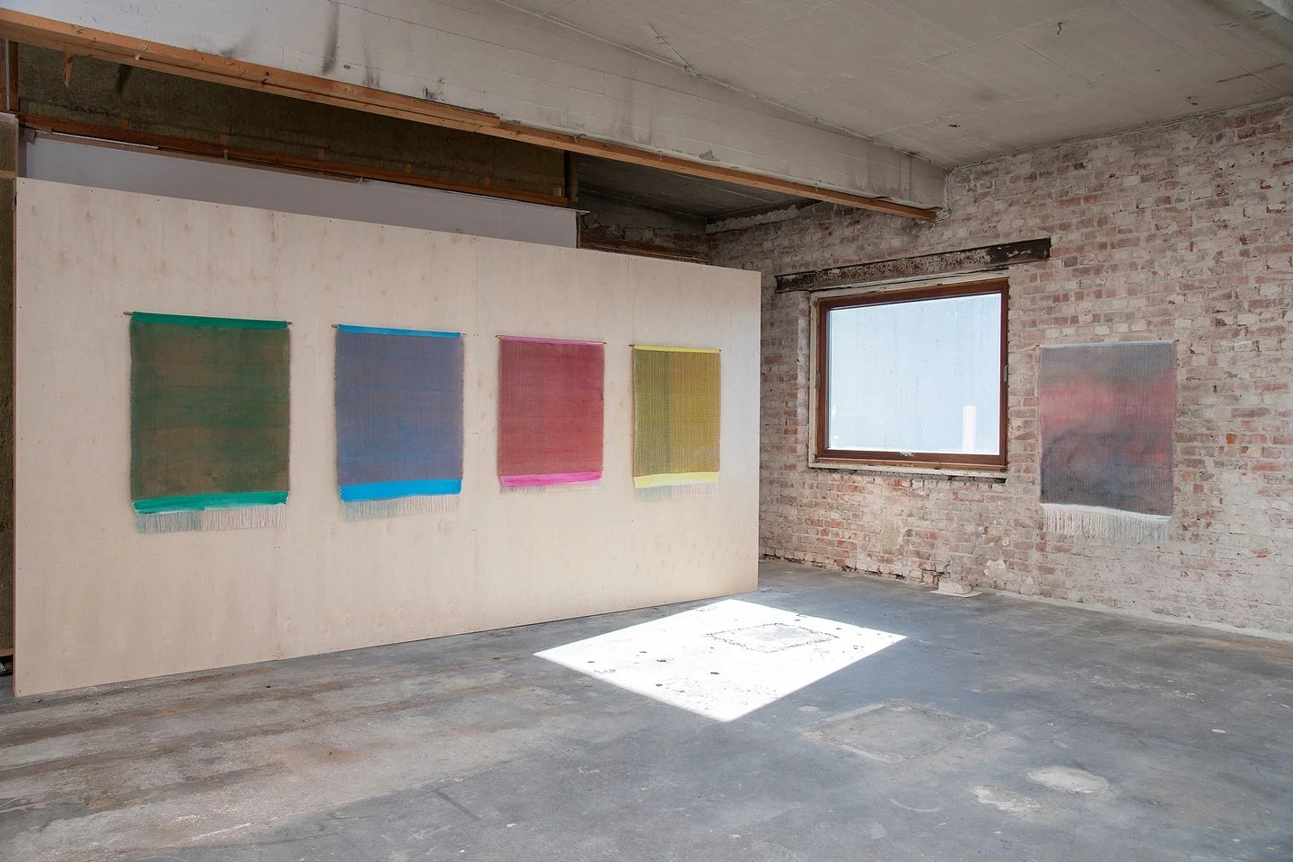 Linda Spaun Hauglie

&quot;Gr&oslash;nn med vilje&quot;
&quot;Ingen vet hva jeg rommer&quot;
&quot;Jeg skriker vakkert&quot;
&quot;For skarp til &aring; se p&aring;&quot;

H&aring;ndvevd, silke, kobbertr&aring;d, h&aring;ndmalt renning

Siste sjanse 