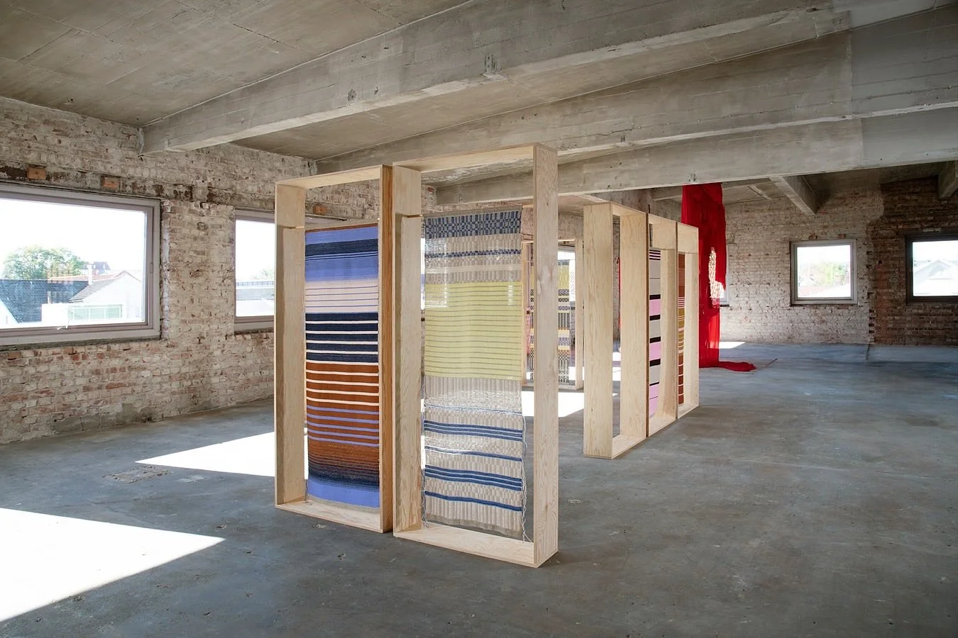 Karen Kviltu Lidal
𝘉𝘰𝘥𝘺𝘴𝘱𝘢𝘤𝘦 - 𝘐𝘯𝘴𝘵𝘢𝘭𝘭𝘢𝘵𝘪𝘰𝘯 𝘯𝘰.𝟧
2025
Installasjon med håndvevde åkler i lin og ull og rammer av furufinér

Kan ses l&oslash;rdag og s&oslash;ndag kl.12-17 t.o.m. 19.10 i utstillingen &laquo;KLIKK! - Tekstil