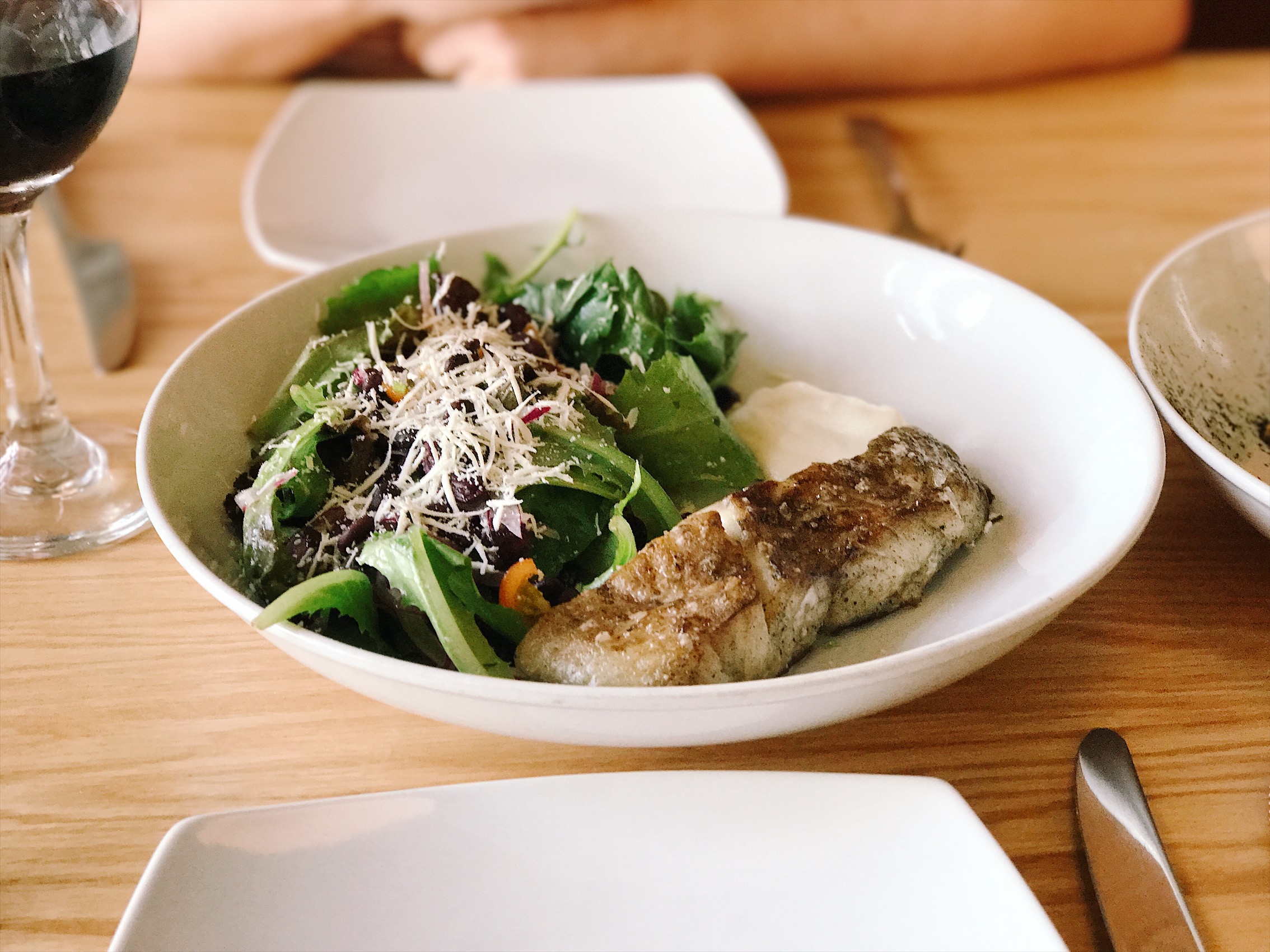 Pesca, ensalada de frijol negro y emulsión de coliflor