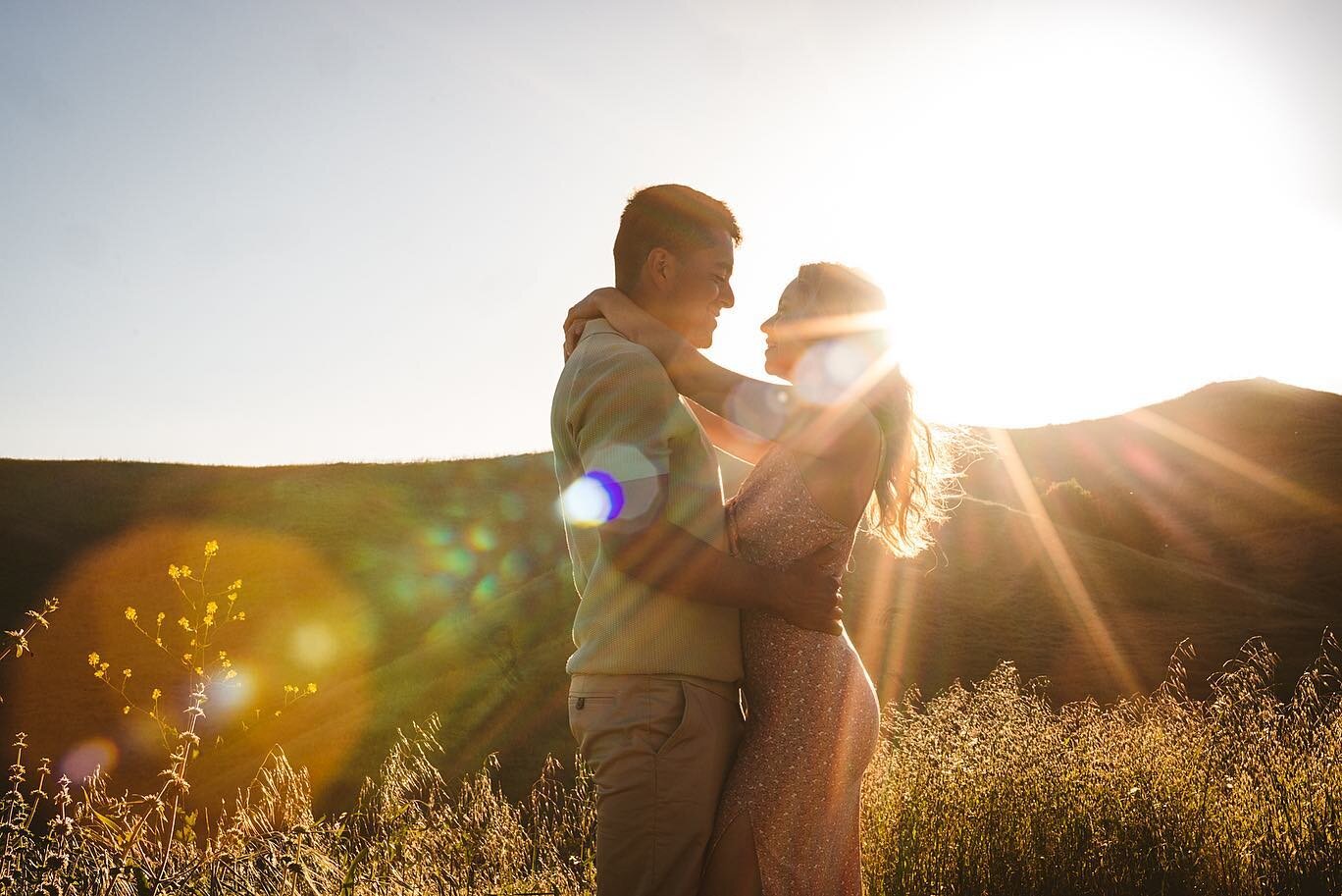 Chasing light. 
☀️

#amjphoto
#engagementphotography #engagementphotos #weddingphotography #engagement #engagementphotographer #engaged #photography #weddingphotographer #wedding #love #engagementsession #engagementshoot #engagementphotoshoot #photog