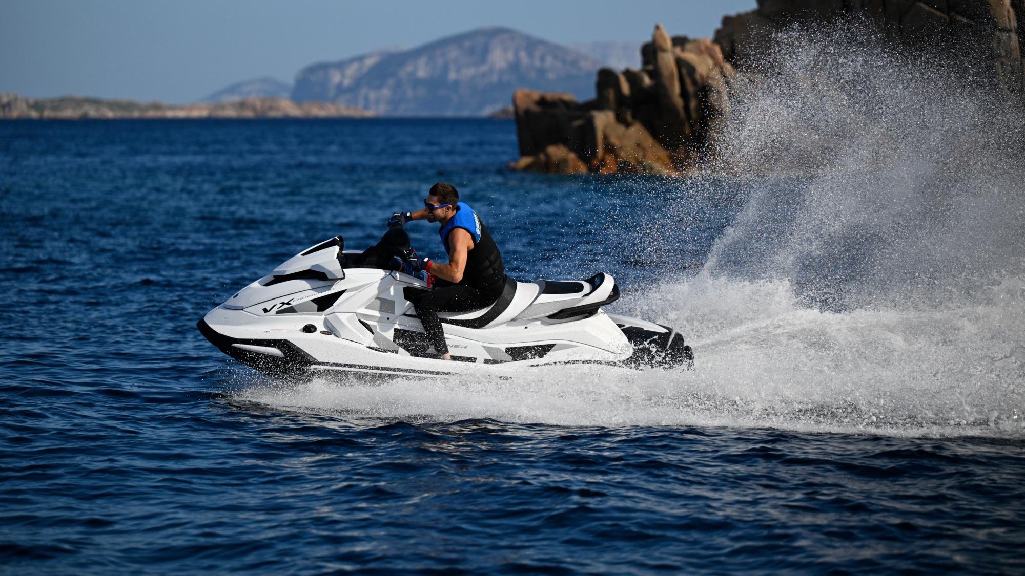 2024-Yamaha-VXCRUISERHO-EU-Pure_White_Solid-Action-003-03.jpg