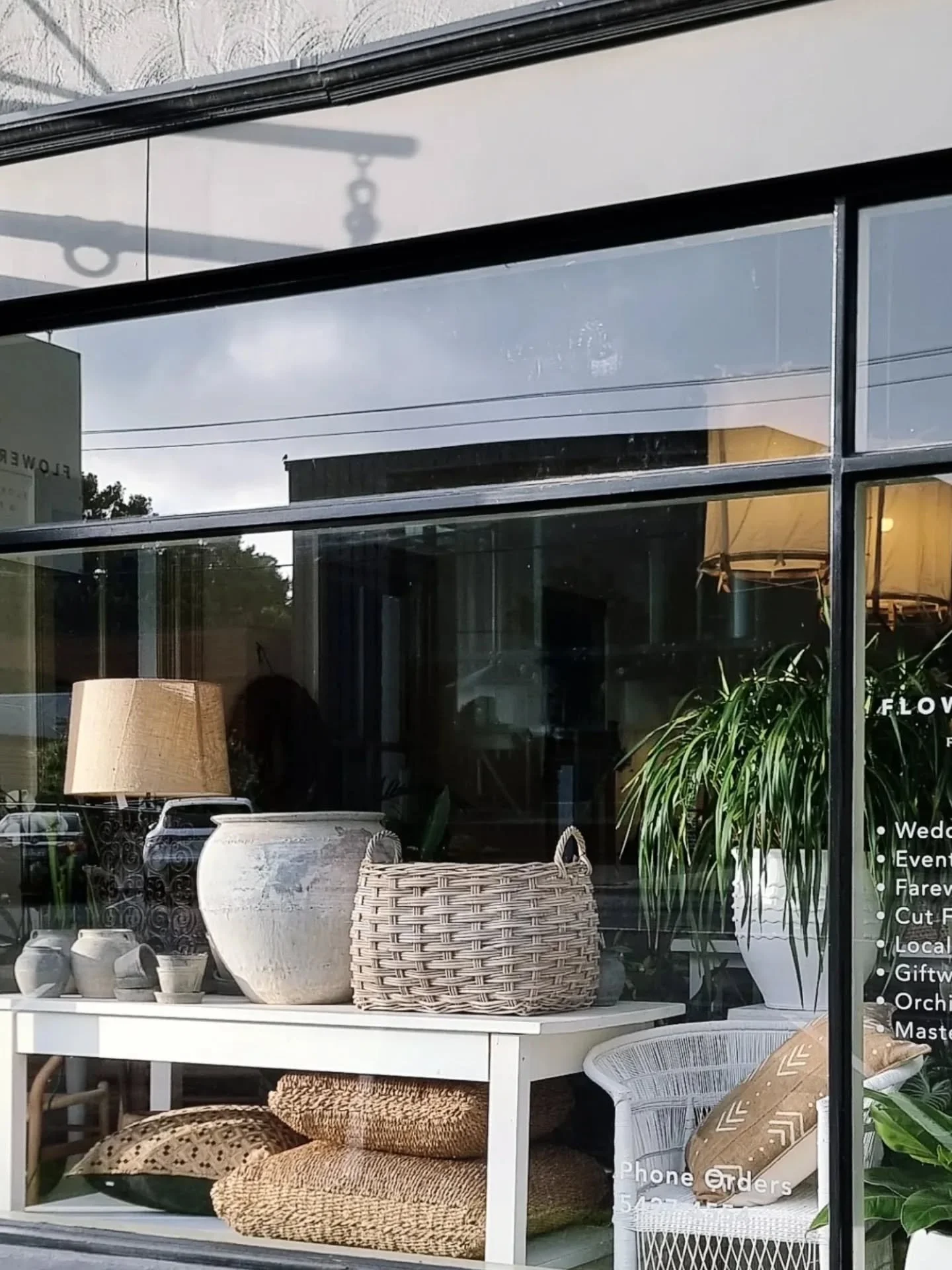 Sunday 7:45 pm |

Two more sleepssleeps until we head off for a well-earned break.

We still have a lovely selection of fresh flowers, poinsettias and gifts available.

We will be closing Tuesday 22/12 at 1:00 pm
and returning Wednesday 21/1/2026

Th