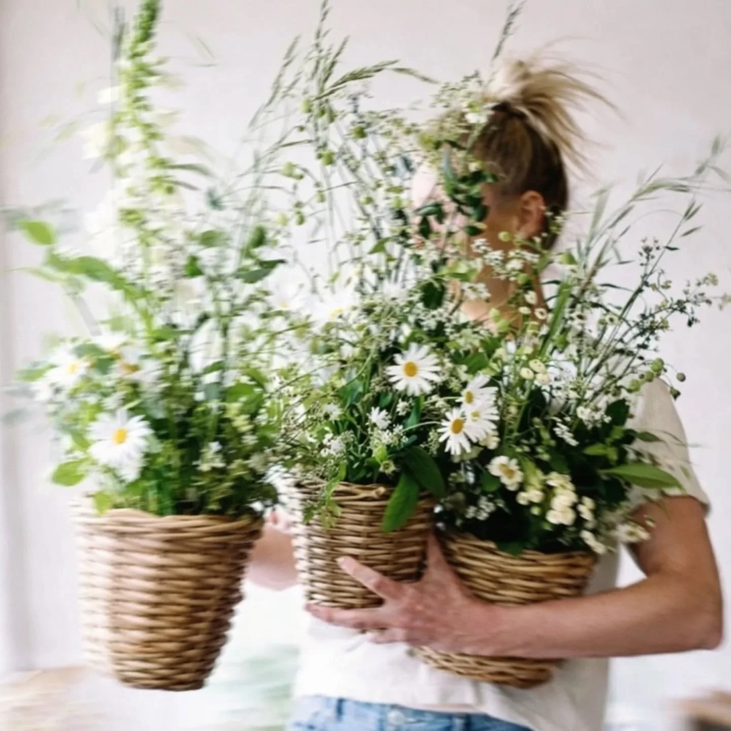 M E A D O W  S T Y L E 🌿🤍

Soft, untamed, and effortlessly beautiful&hellip;
our meadow-style arrangements are designed to feel as though they&rsquo;ve been freshly gathered from the garden.Delicate daisies dancing amongst wispy grasses, textural l