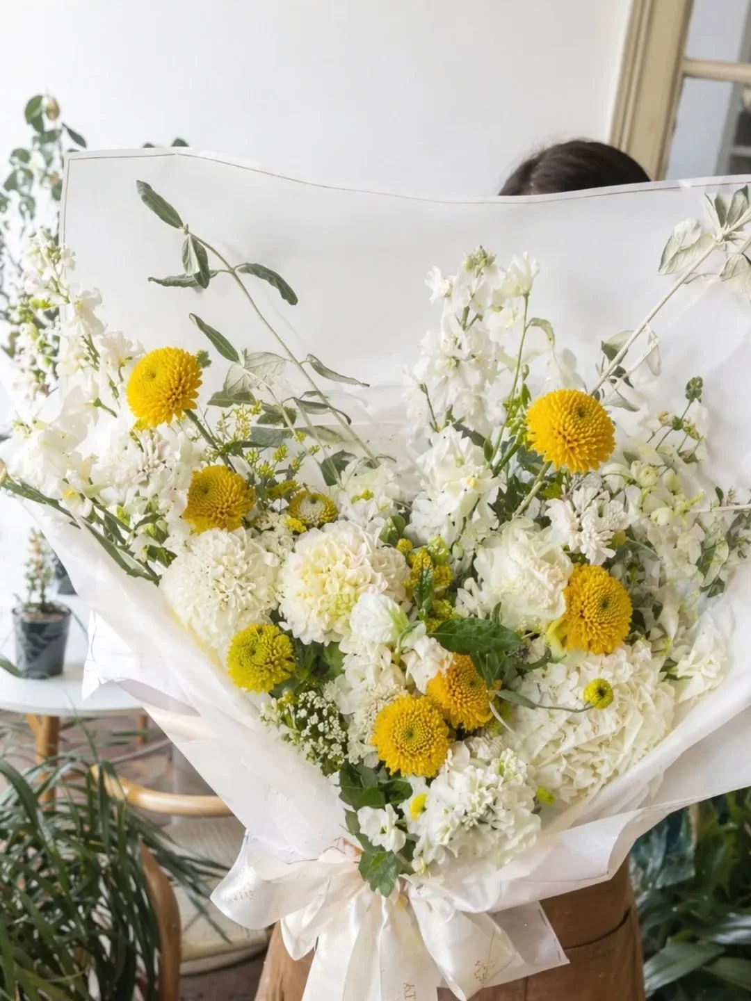 S U N S H I N E  S T A T E M ENT 

from our popular Sunshine statement selection 
in whites and soft yellows.  For all occasions.
