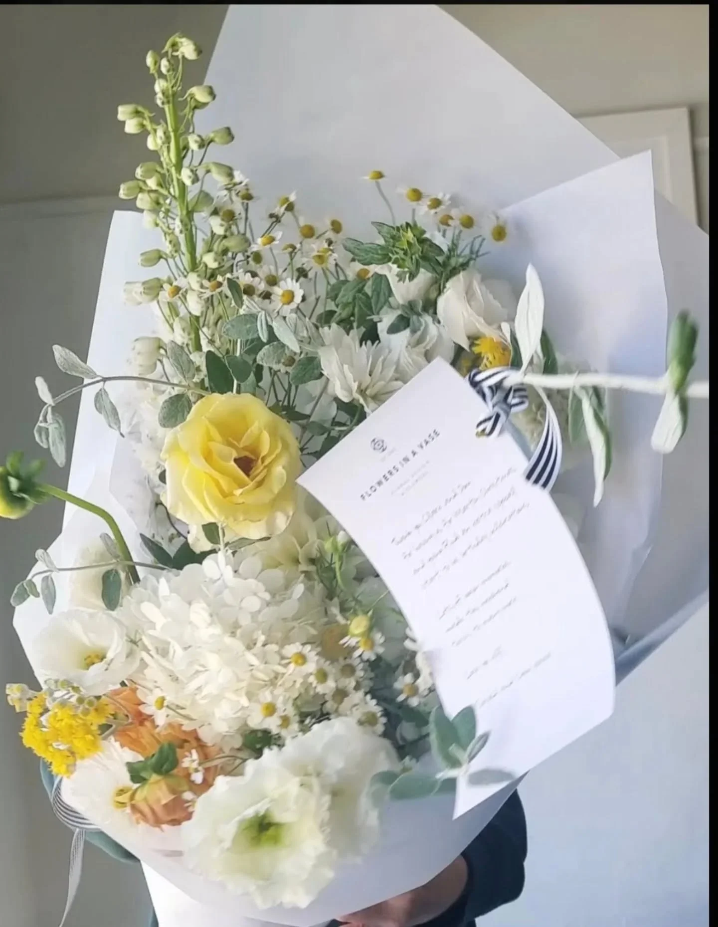 S U N K I S S E D  B O U Q U E T ☀️
Soft yellow and crisp white blooms, thoughtfully gathered for the one who loves a little sunshine in her day. Gentle, elegant, and full of warmth &mdash; this bouquet is a quiet celebration of light, love, and ever