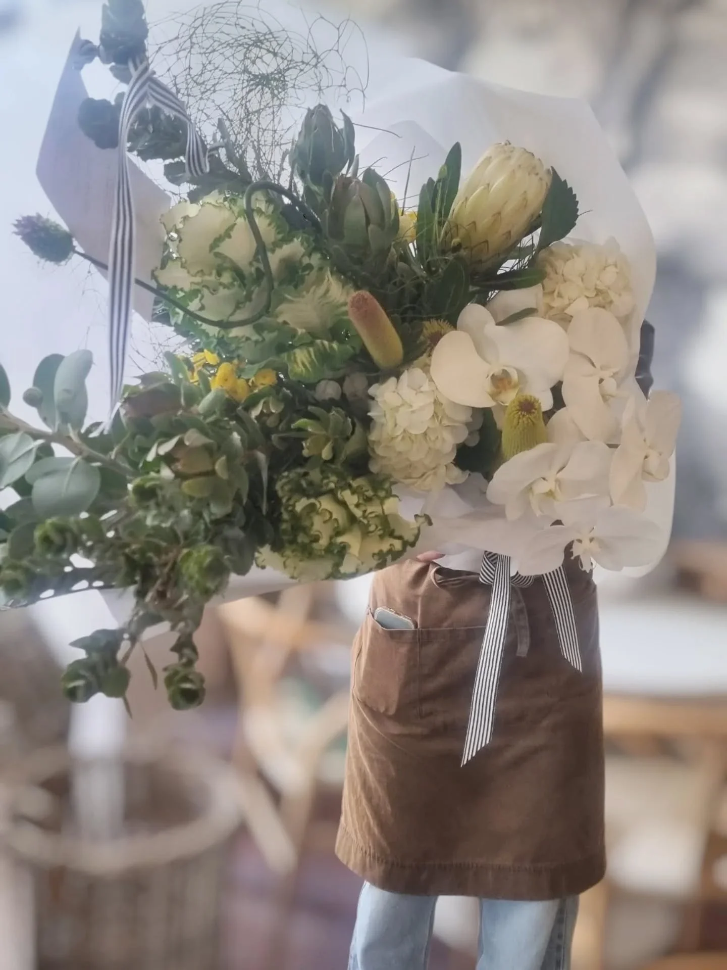 A  M I X  T H A T  W O R K S

There&rsquo;s something so beautiful about blending the bold structure and texture of native blooms with the softness and romance of traditional florals. Finished with the delicate elegance of a white phalaenopsis orchid