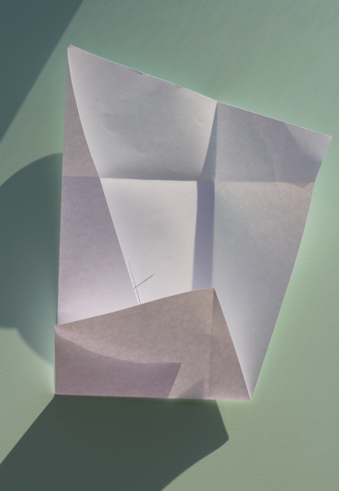 Fold den ene kortside, så kanten rører krydset og hjørnerne på arket er retvinklede. Gentag på den anden kortside.
