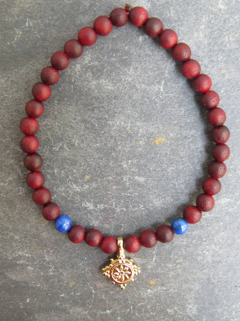 Armband aus Rosenholz mit Lapislazuli und Dharma-Rad