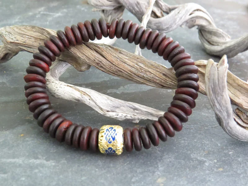 Armband aus Rosenholz mit Srivatsa, dem Endlosknoten mit einem von acht Glückssymbolen des tibetischen Buddhismus