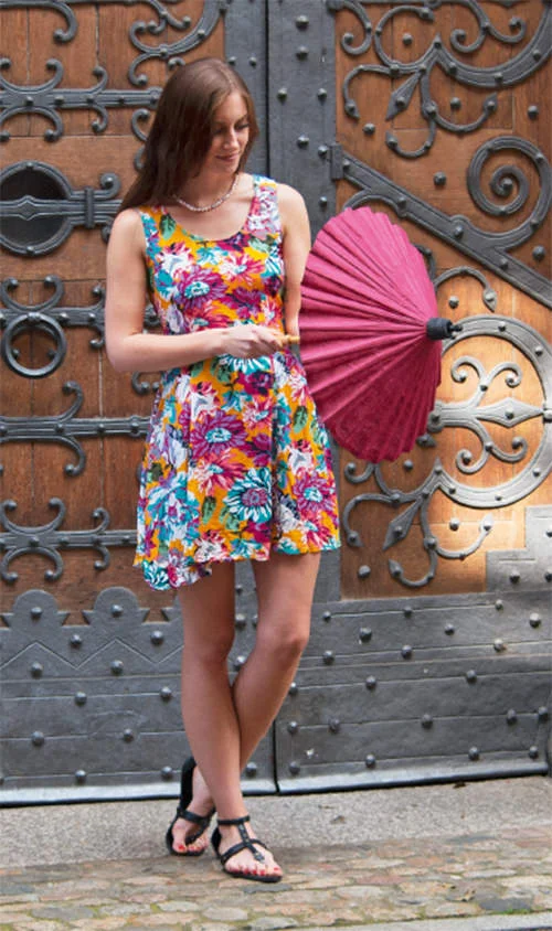 SOMMERKLEID aus Thailand mit Allover Blumen-Muster und versteckten Seitentaschen. Das fällt auf ... Sonnenschirm dazu und ab in die Eisdiele! 24 € SONNENSCHIRME aus Saa-Papier, viele Farben, auch zur Raumdekoration geeignet. 11 €