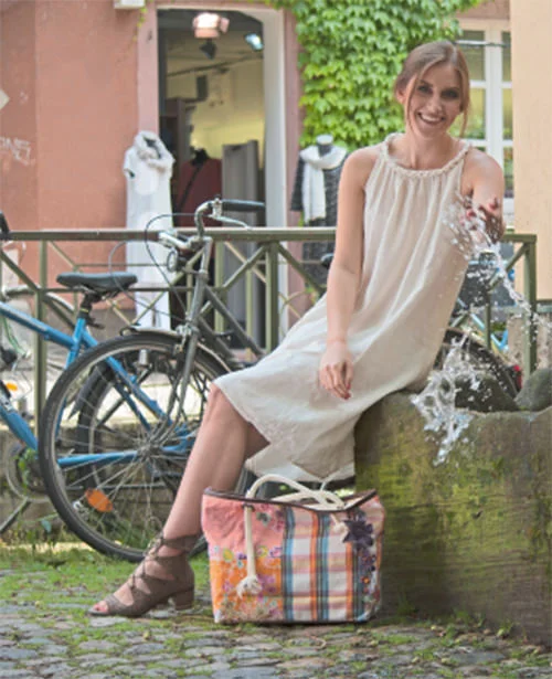 Lässiges KLEID aus leichter Baumwolle, Träger und Halsausschnitt sind geflochten. Angenehm und leicht zu tragen. Länge ca. 102 cm. 39 €