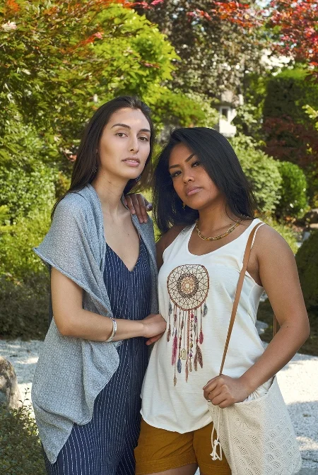 links Natalia: JUMPUIT 34 €, Schaltuch aus 50%BW/50% Seide 19 € rechts JayJay: TANKTOP 12 € (verschiedene Prints), Shorts 27 €