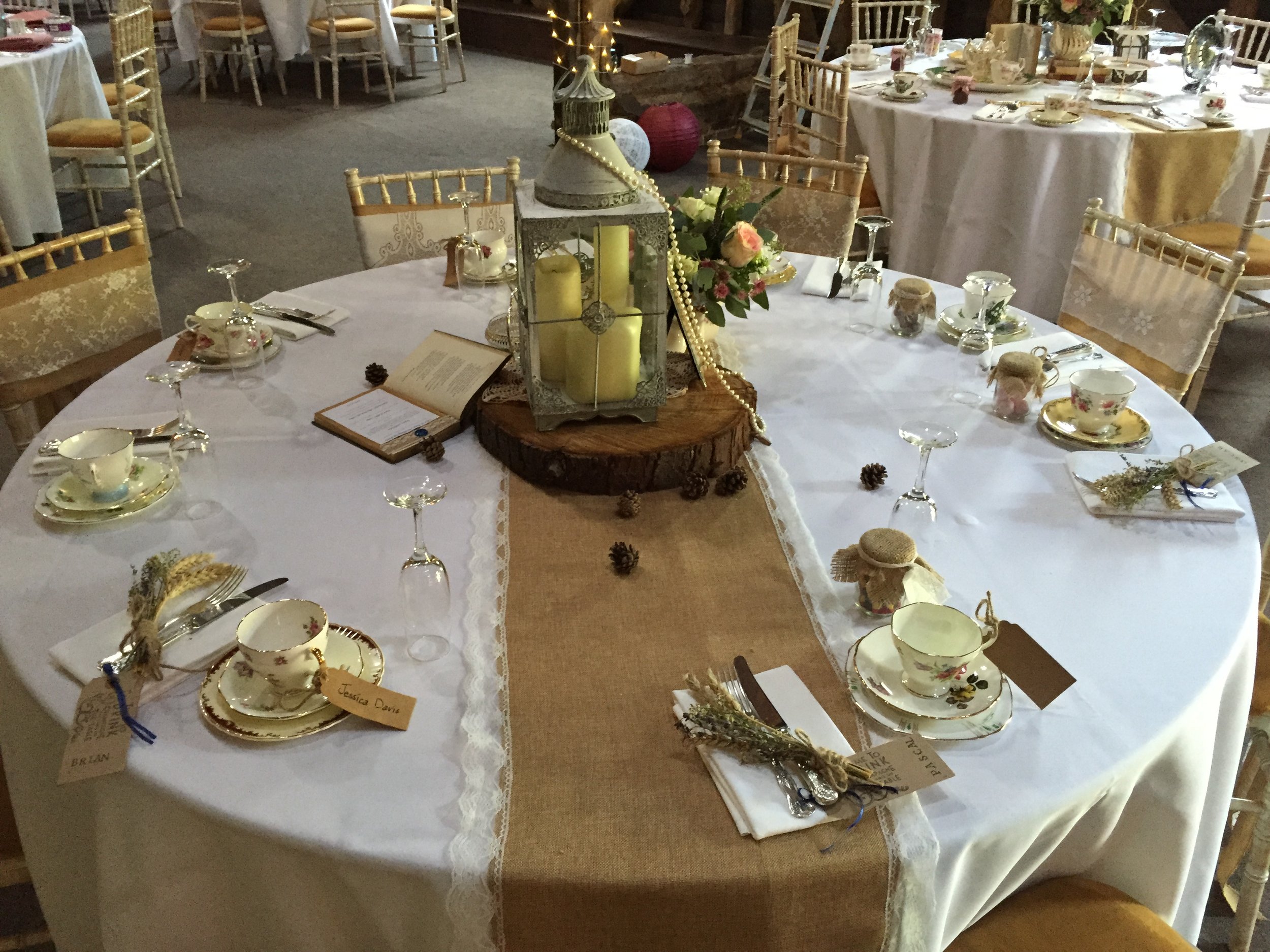 Hessian table runner hire.JPG