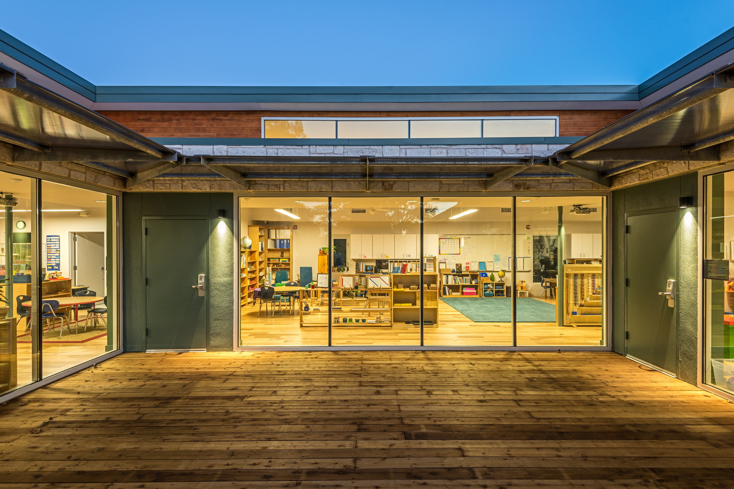 From the beginning, the courtyard was intended to be an extension of the classroom space. Inside and outside blend seamlessly.