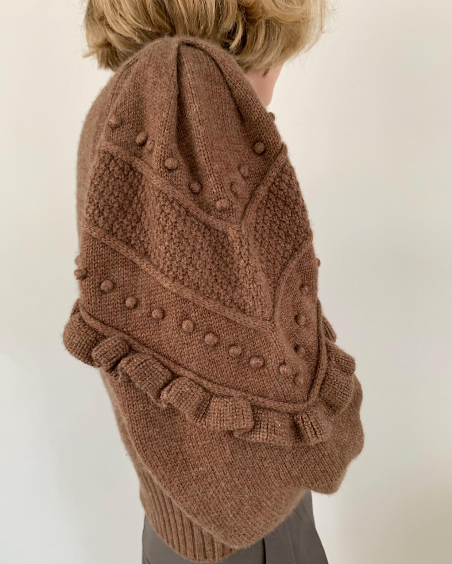Focus on the nice handmade details  and design we do on Cardigan  Bowy . Cardigan Bowy  is always a good idea for spring
🅝🅓 paris 

#handmadeknit