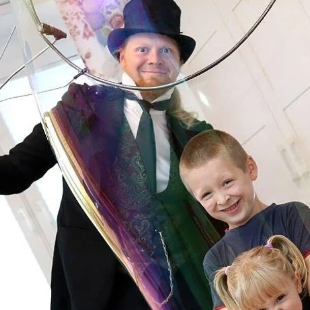 STEVE - BUBBLE MAGICIAN + ENTERTAINER