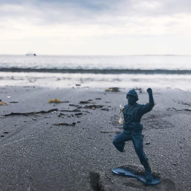 Soldier on. #peakplastic
.
.
.
.
.
#PlanetOrPlastic #plasticpollution #2minutebeachclean #plastigram #lovelywhale #plastics #beatplasticpollution #marinelitter #litterati #plogging #envhist #knowyourworld #ocean🌊 #plastic #justgrabbits #obligation #