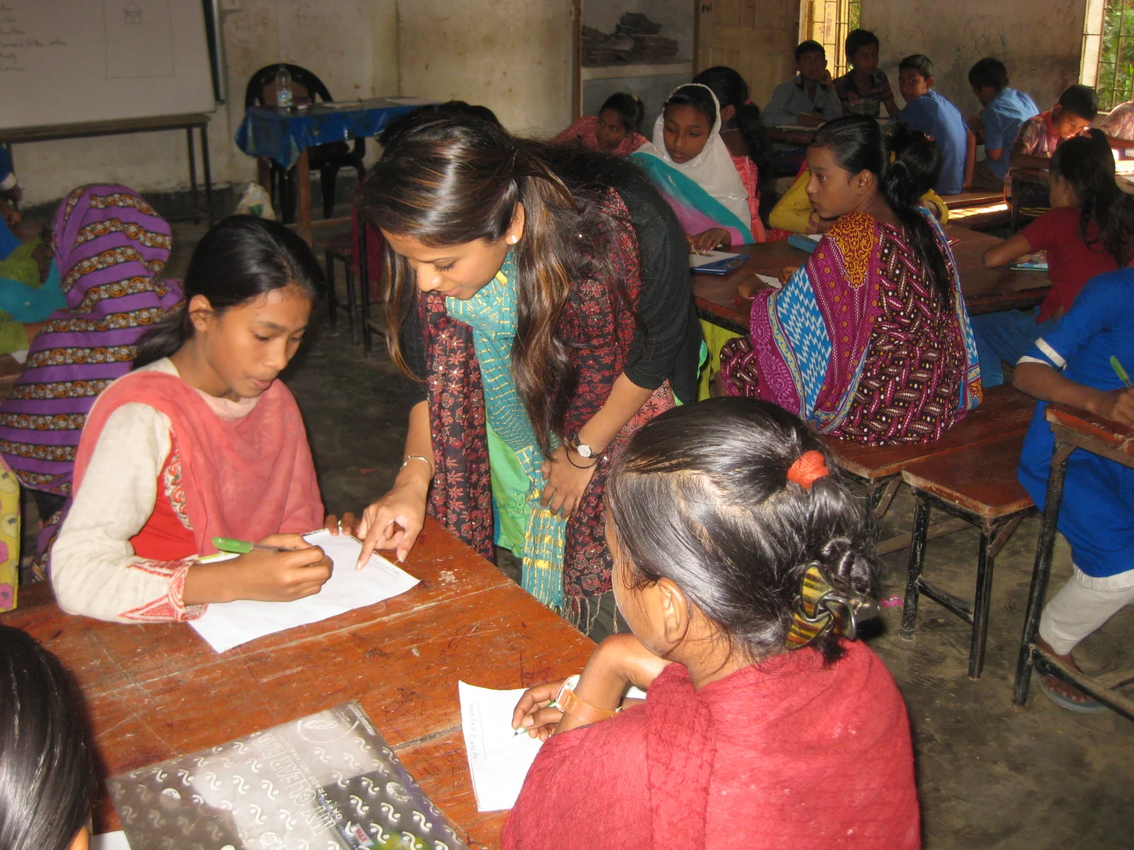   LEARNING THROUGH DRAWING - FREE ENGLISH LESSONS    December 2016  English lessons for students in Rajapur Primary School (aged 7-11) were conducted by MFT co-founder, the students enjoyed learning English through drawing. At the end of the lessons 